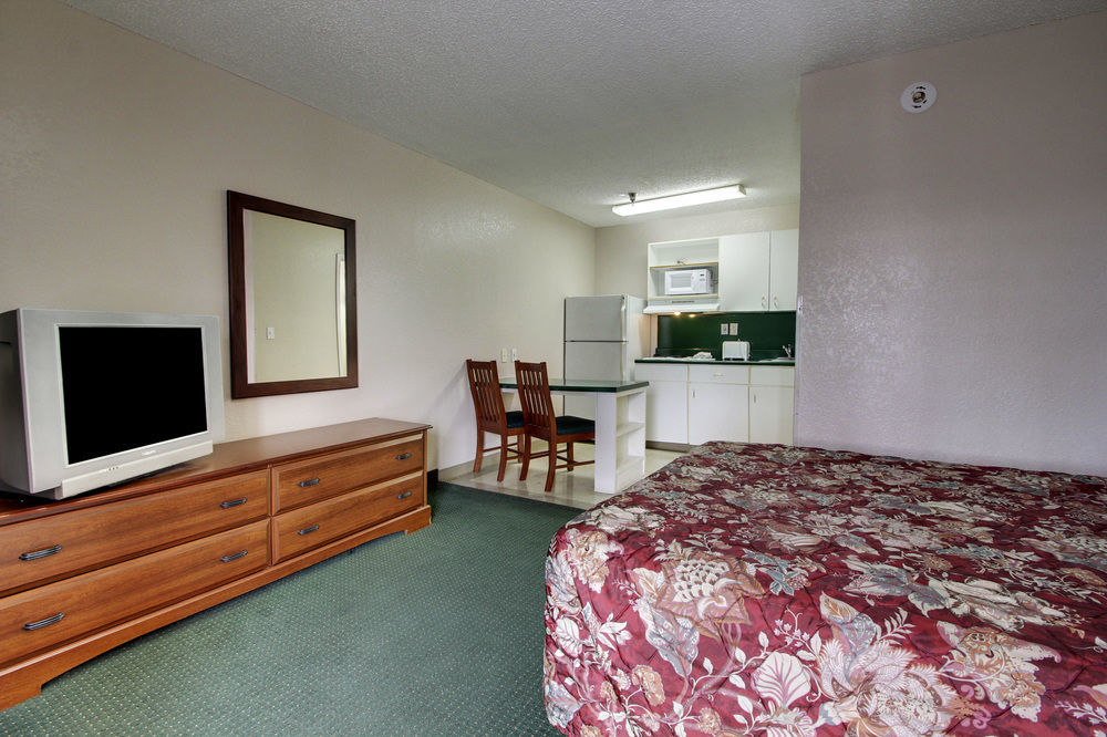 Intown Suites Extended Stay Raleigh Nc - Capital Blvd Экстерьер фото