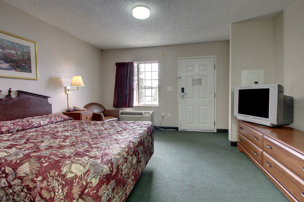 Intown Suites Extended Stay Raleigh Nc - Capital Blvd Экстерьер фото
